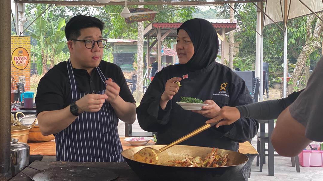 Sesi penggambaran dokumentari oleh Shooting Media Corp Kotam Bolado di dapur Warisan Malaysia, 11 Januari 2023