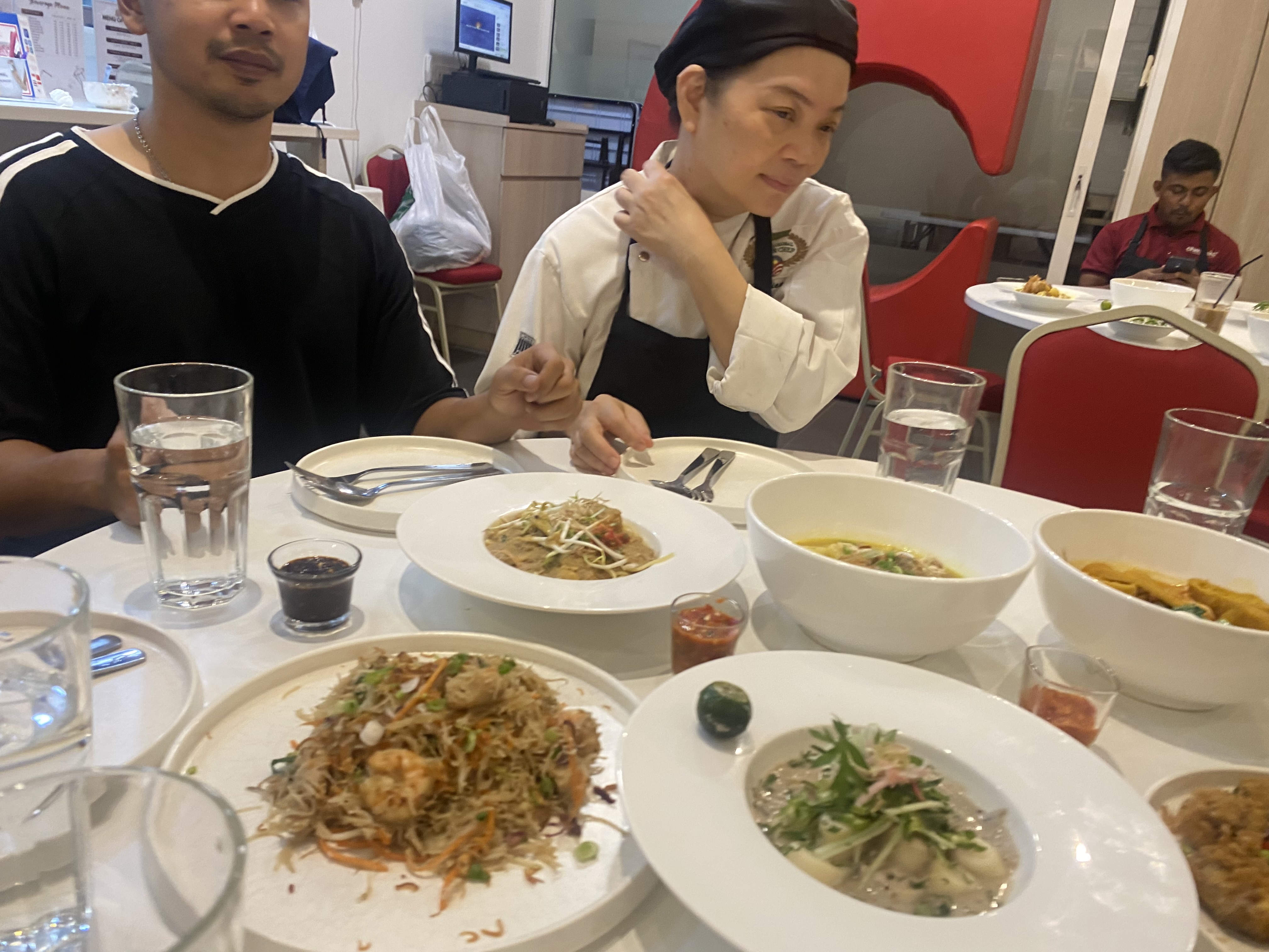 Sudut meja hidangan — pelbagai jenis mee warisan.