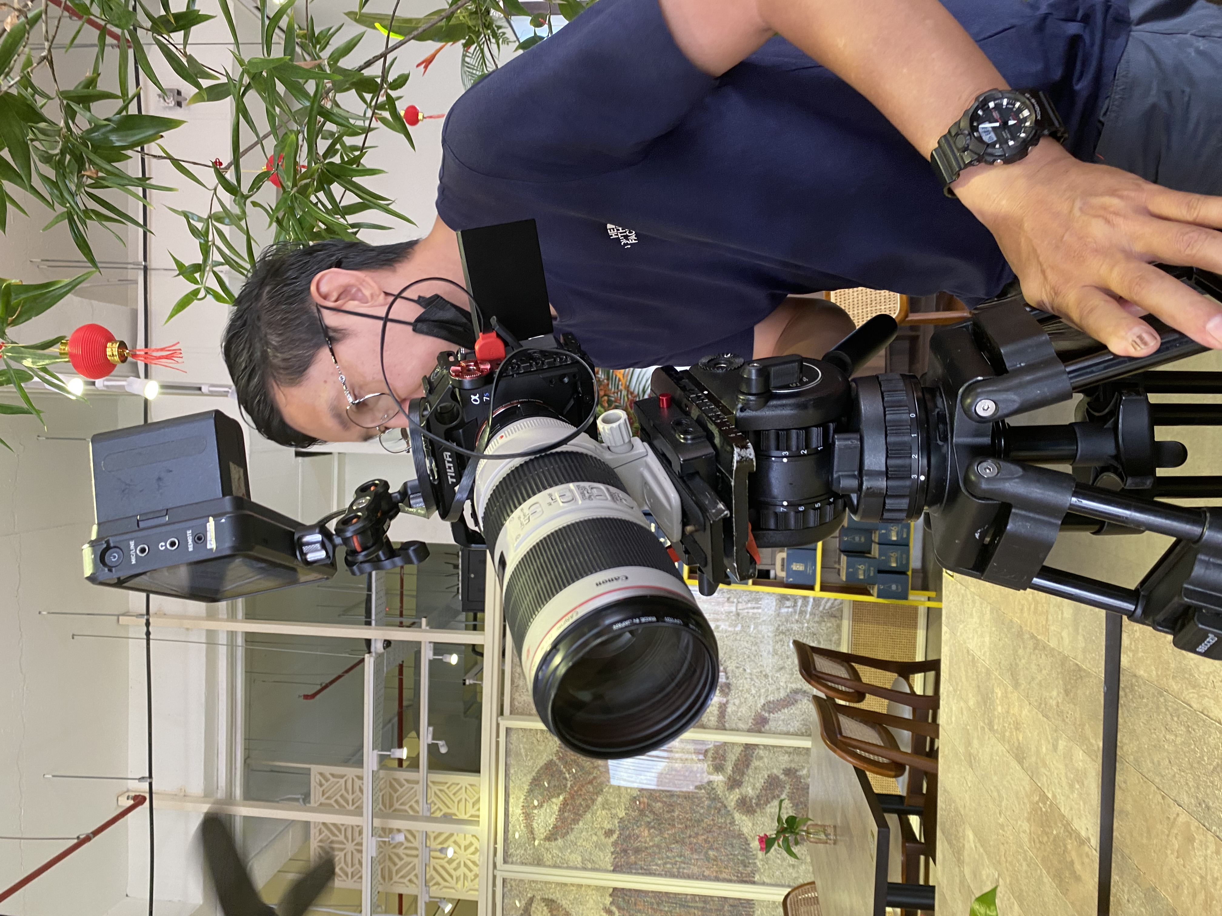 Setting up kamera Sony dengan tripod di café — persediaan shooting.