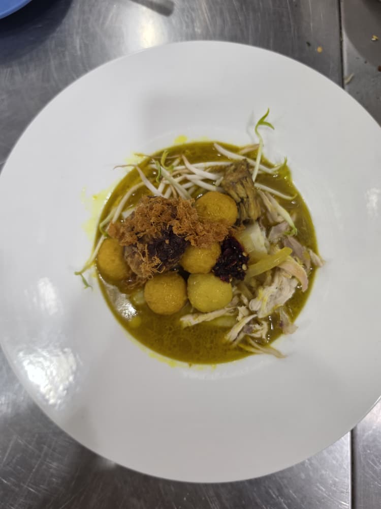 SOTO AYAM  hidangan sup tradisional beraroma rempah, menggunakan kuah rebusan ayam yang kaya dengan rempah ratus, disajikan bersama nasi impit atau bihun, ayam yang dicarik, taugeh, daun sup dan bawang goreng. Keistimewaannya terletak pada kuah yang harum dan gurih, dilengkapkan dengan begedil kentang, sambal kicap dan perahan limau kasturi.