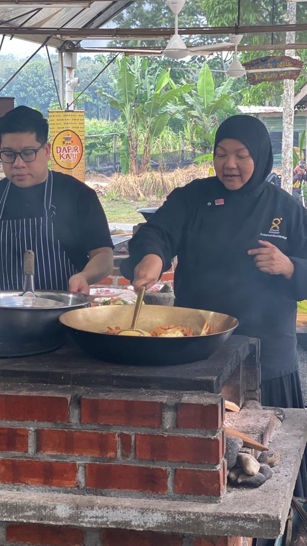 Bersama pengacara program - masak Ketam Bolado 