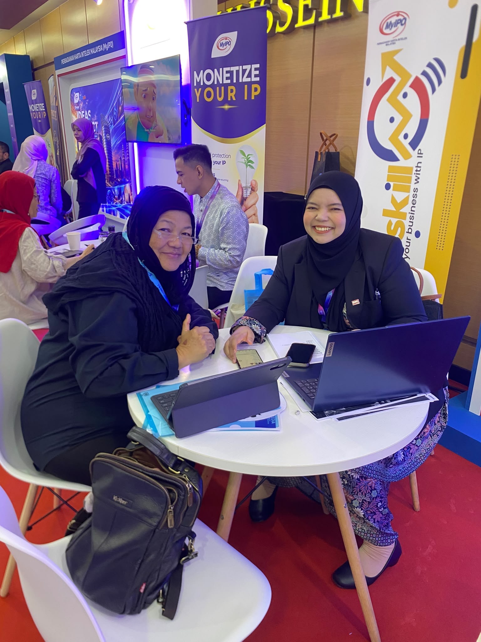 Konsultasi MyIPO - peserta dan pegawai di booth Monetize Your IP